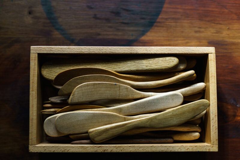 cuchillos madera bodegón