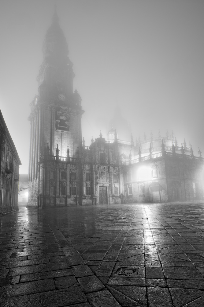 Praza Quintana catedral con niebla nocturna