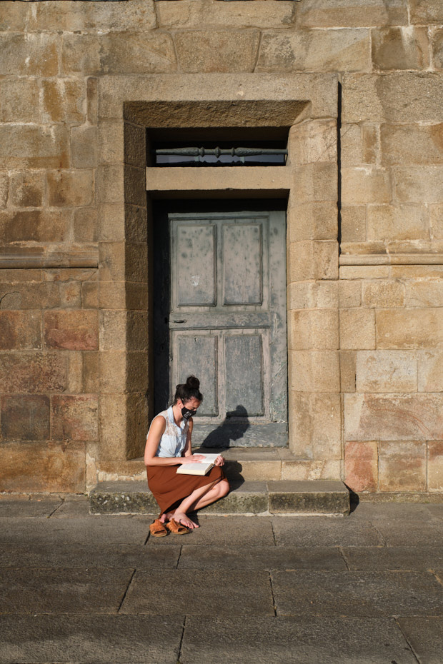 mujer leyendo en la praza do Obradoiro