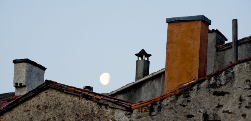luna sobre tejados en Pombal Santiago