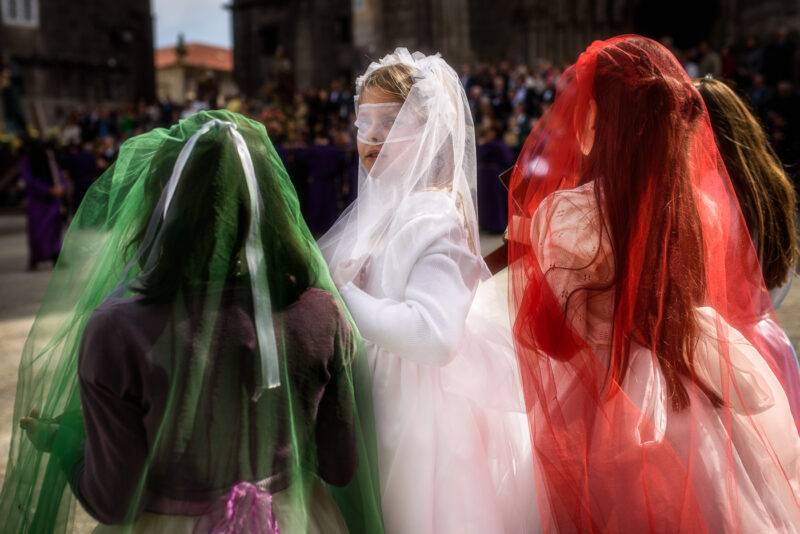 tres niñas en procesión de semana santa