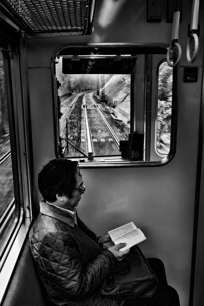 hombre leyendo en tren Japón