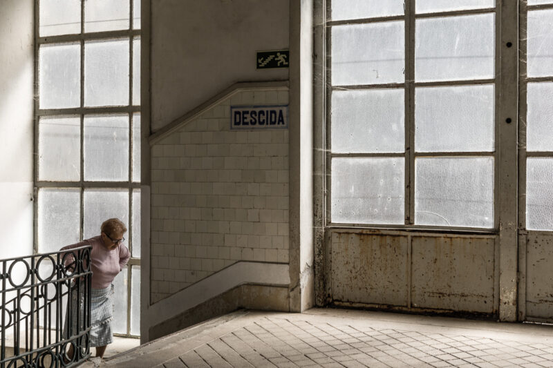 mujer subiendo escaleras mercado Bolhao Oporto