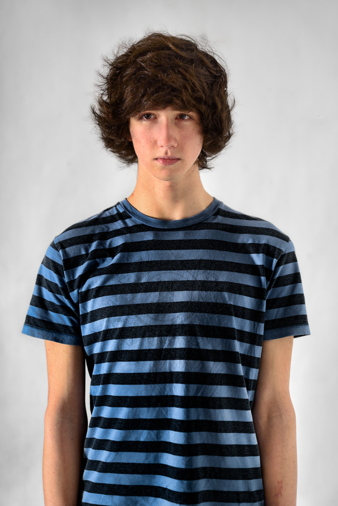 el factor humano retrato de un joven con camiseta de rayas