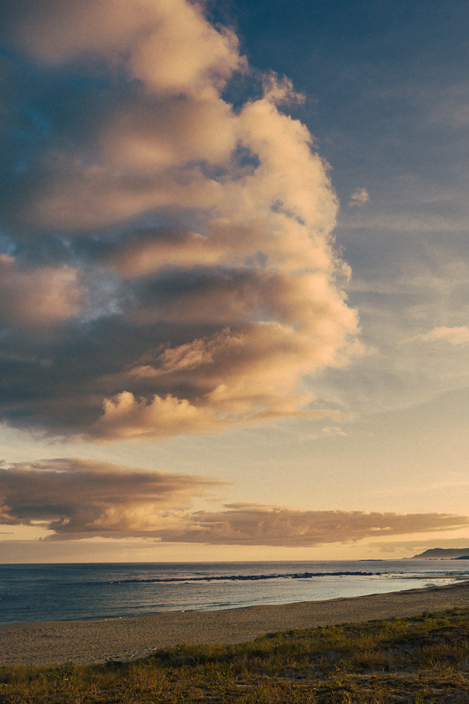nubes en vertical en playa amanecer