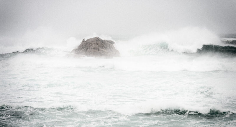 temporal en costa da morte olas e islote