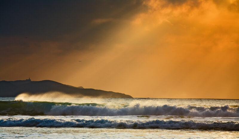el mar y el espejo rayos de sol atravesando nubes a lanzada islas ons
