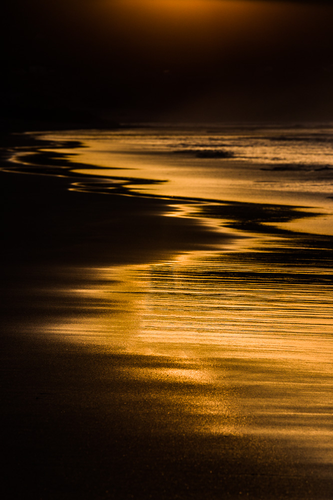 reflejo dorado en playa al atardecer