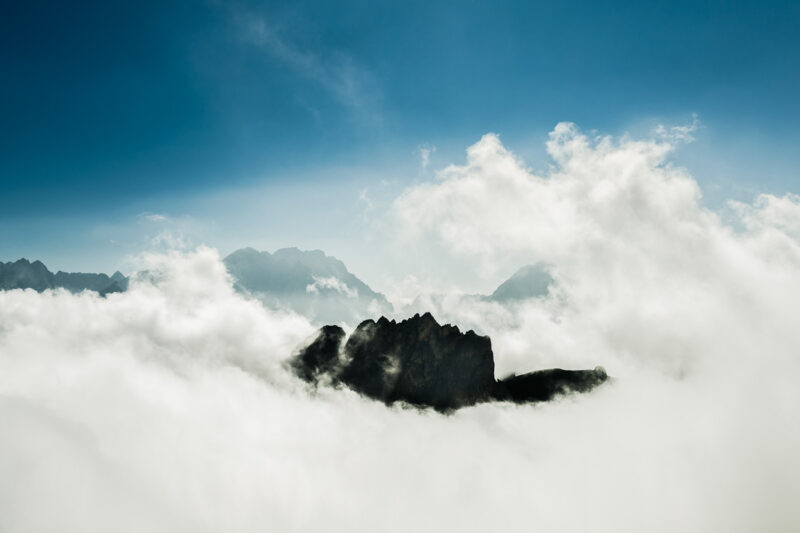la montaña mágica cumbre de montaña asomando entre nubes y niebla