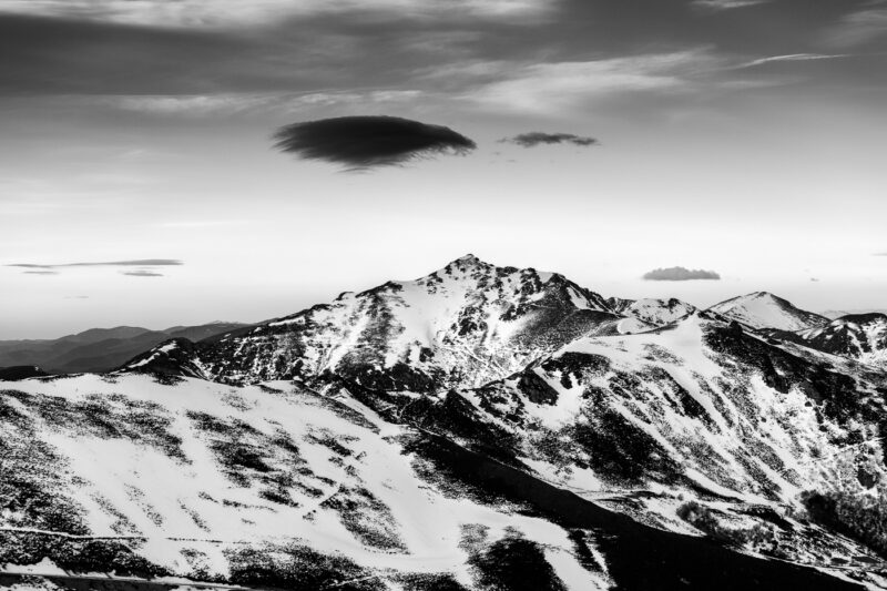 la montaña mágica cumbres con nubes en Ancaresres