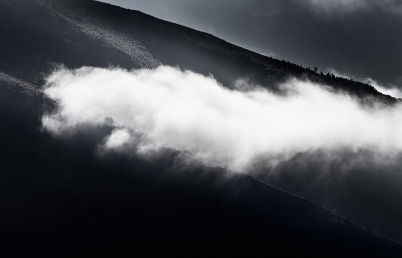 nube sobre montaña en Caurel