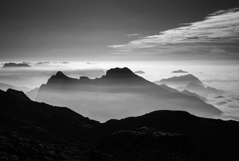 Vista de cumbres con niebla en Ancares