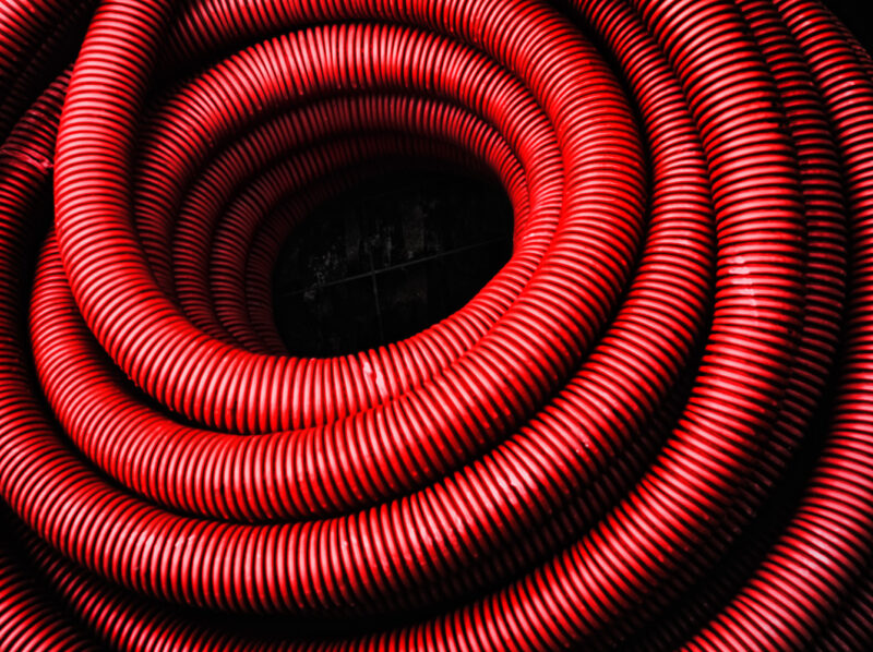 tubo rojo de construcción enrollado