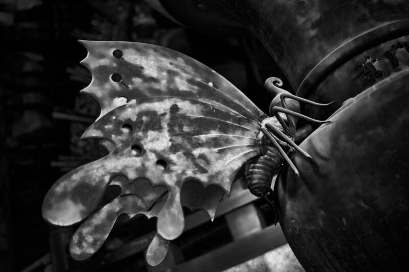 escultura de mariposa en metal Japón
