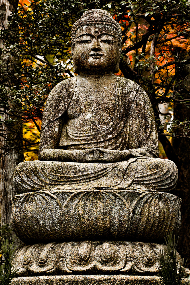 escultura de buda en piedra Japón