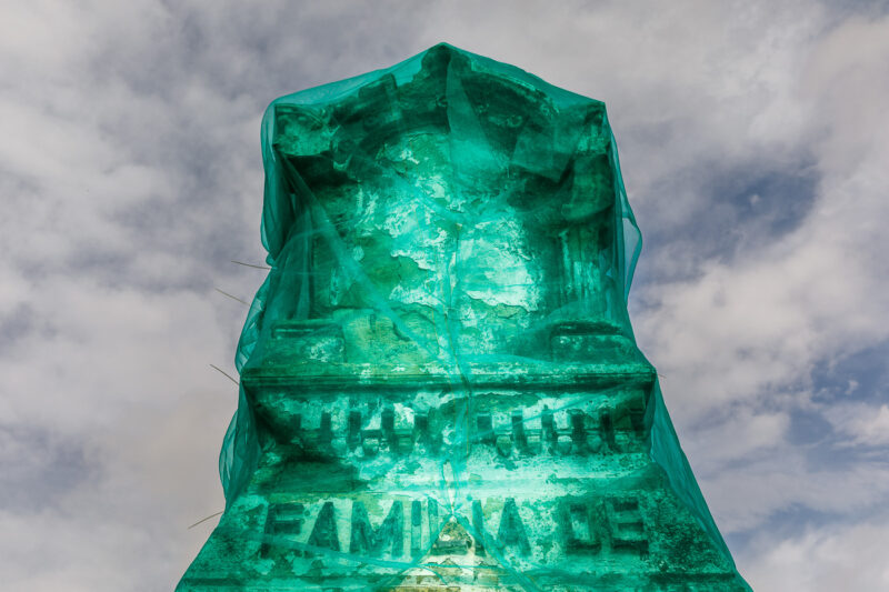 epitafio tapado con tela verde translúcida