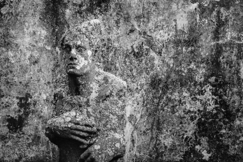 escultura de piedra que sobresale de pared isla de San Simón