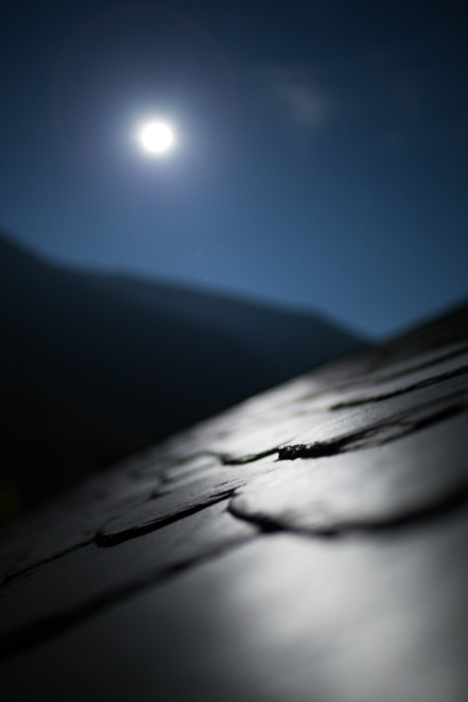 Paisajes interiores reflejo de la luz de la luna sobre tejado de pizarra