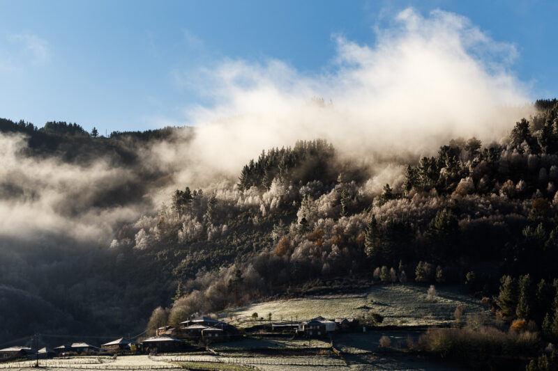 aldea de montaña en invierno helada y nubes