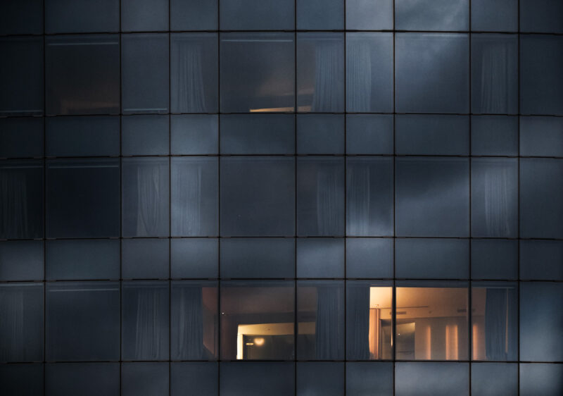 fachada de edificio de oficinas con interior iluminado