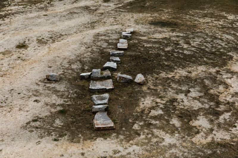 especies de espacios piedras en el suelo en forma de cruz en Bonaval